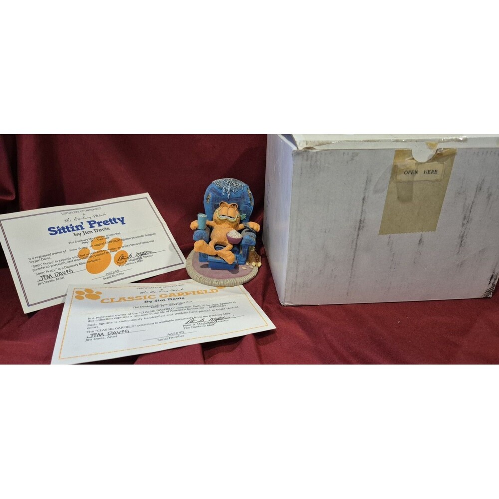 NIB GARFIELD The CAT Sitting Pretty Statue 1992 w Certificate G6751 Danbury Mint